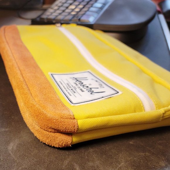 Authentic Herschel Pop Quiz Three-Pocket Tablet Sleeve, EUC - Picture 7 of 11